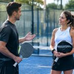 Les questions à poser à un coach padel avant de commencer les cours